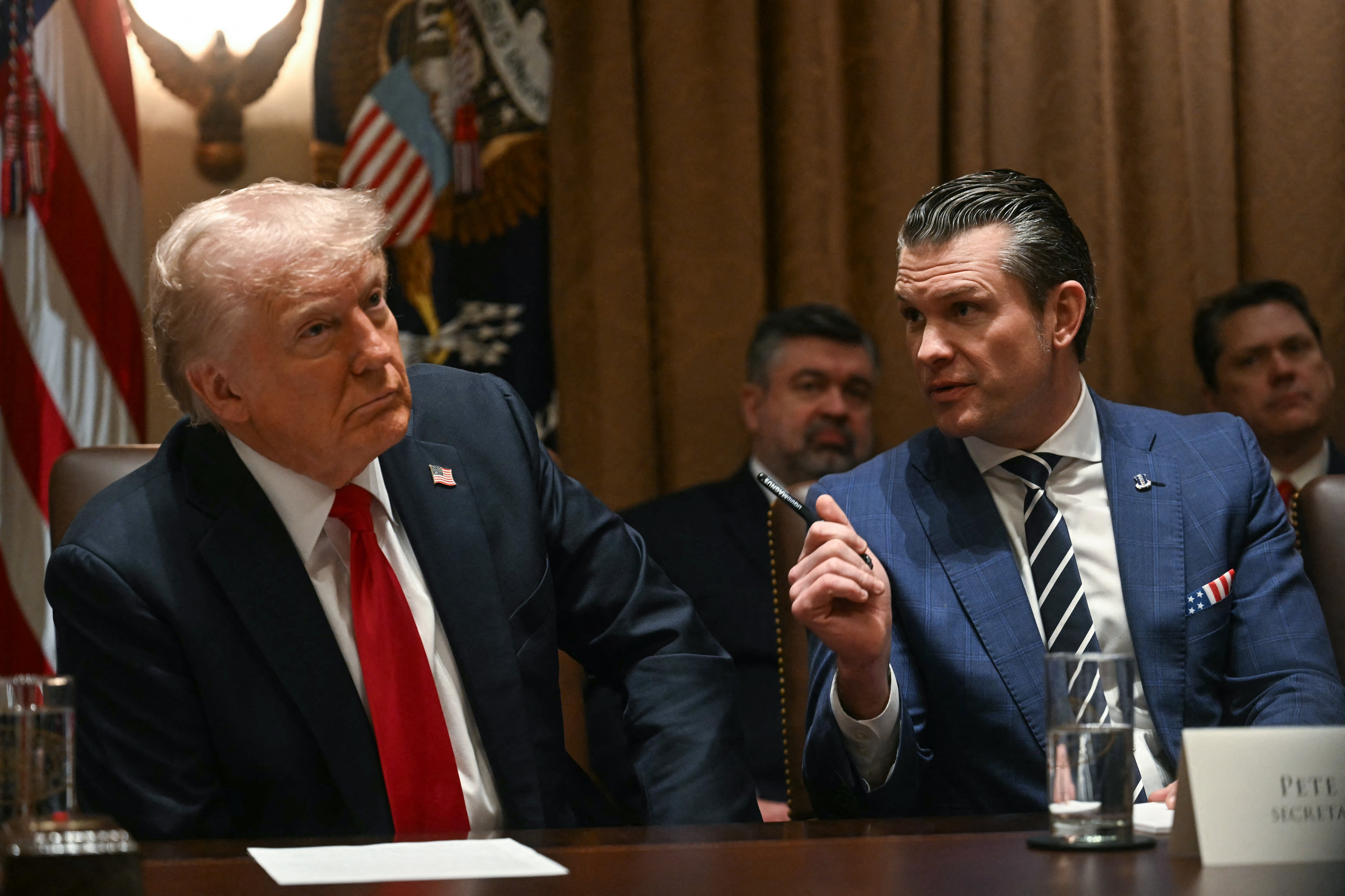 Tanto Donald Trump (I) como Pete Hegseth negaron las afirmaciones de que Musk sería informado sobre los planes de guerra de EE. UU. contra China