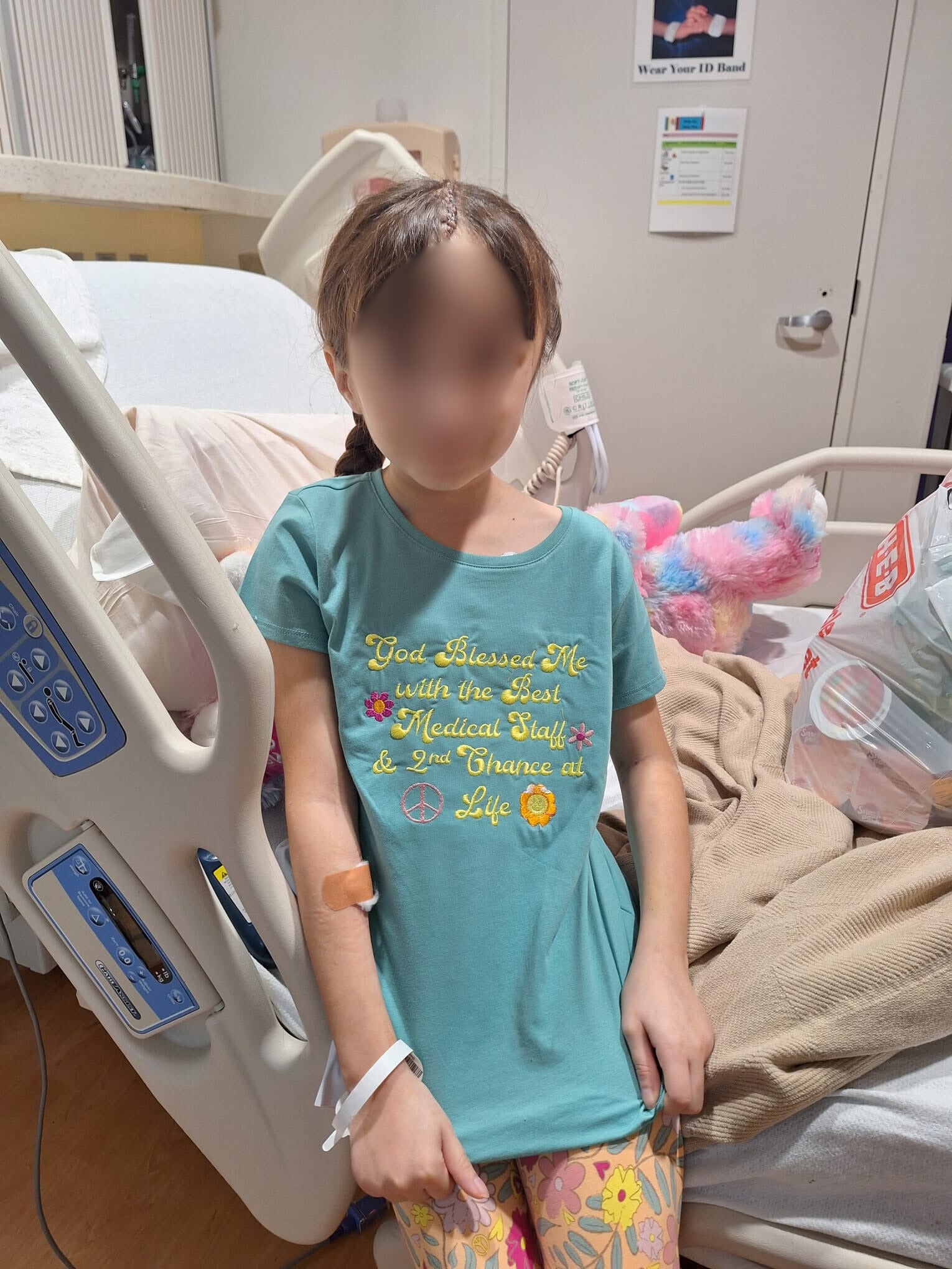 Una niña estadounidense de 10 años fue operada de urgencia de un tumor cerebral el año pasado. Cuando el mes pasado se sintió mal, su familia intentó llevarla al Texas Children's Hospital, pero los agentes de Aduanas y Protección de Fronteras los detuvieron y deportaron a México