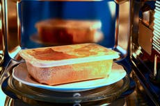 Cinco comidas y bebidas que contienen microplásticos (y no lo sabías)