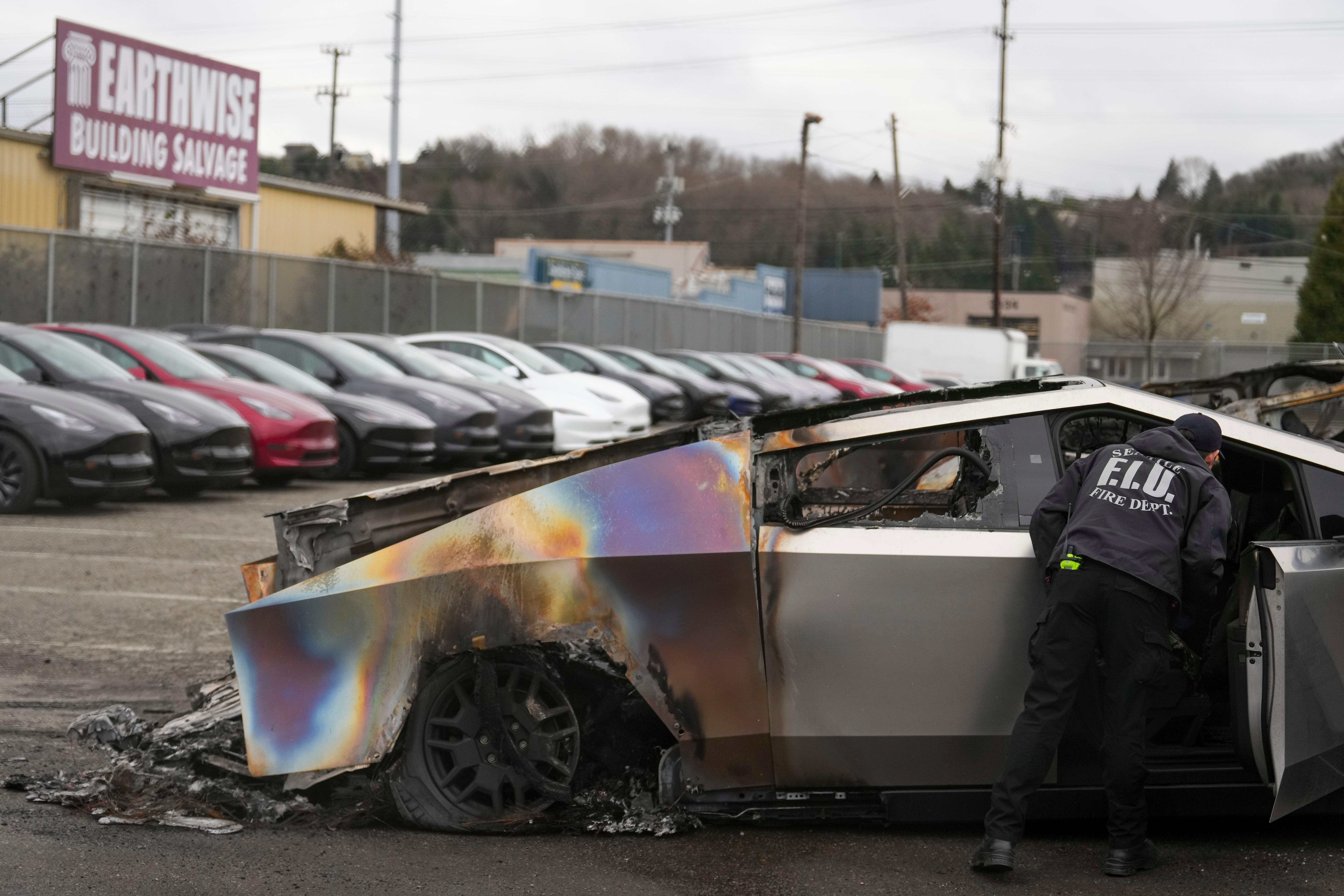 El nuevo sitio se lanzó en medio de una serie de ataques a las propiedades de Tesla, como incendios provocados en salas de exposición y centros de servicio, aparentemente en protesta por Musk y su papel en la administración del presidente Donald Trump