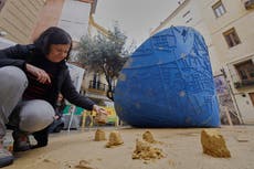 Valencia busca catarsis en la tradicional quema de esculturas tras mortales inundaciones