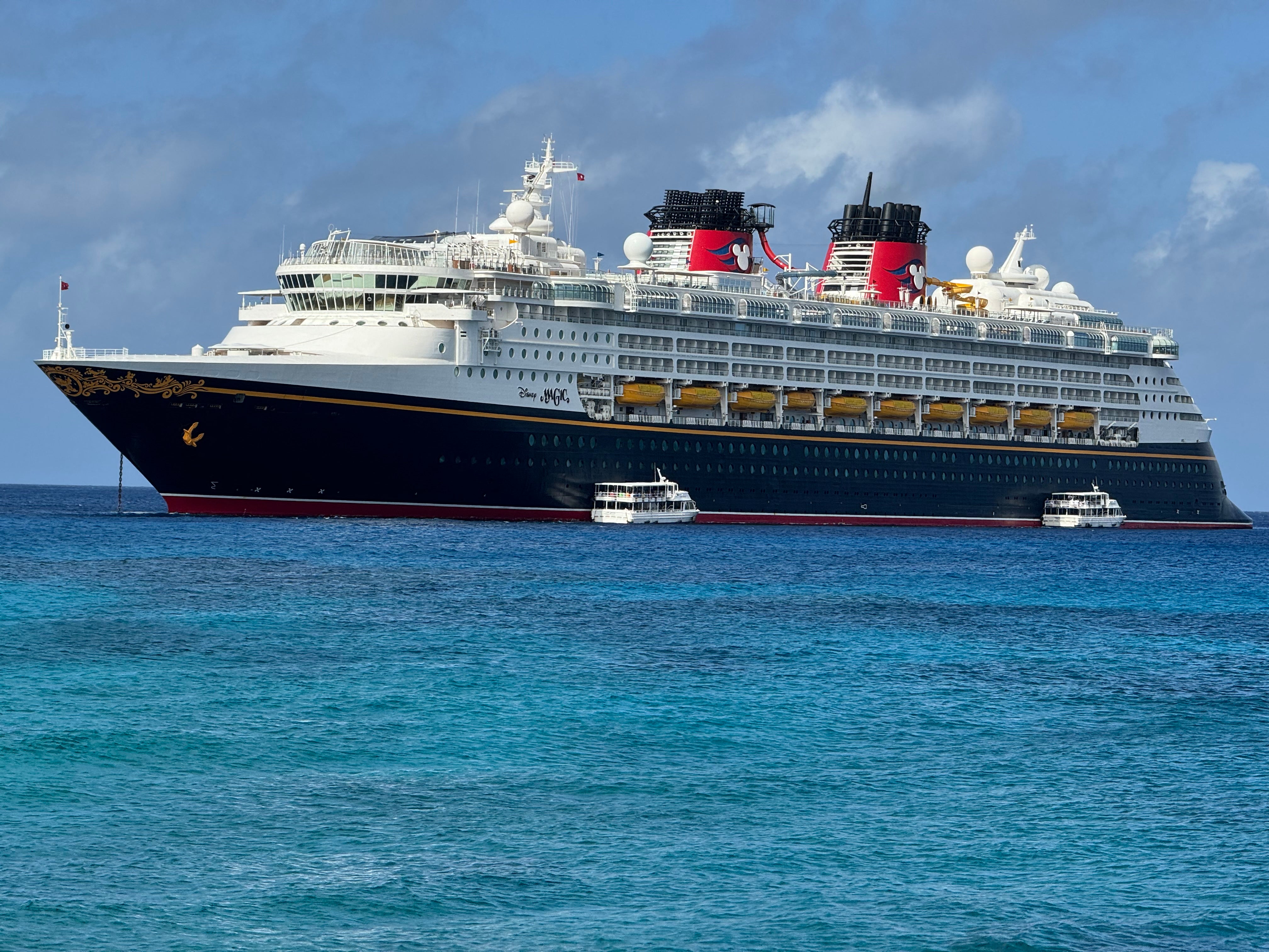 El crucero Disney Dream se dirigía de regreso a Fort Lauderdale (Florida) tras un viaje de cuatro noches por las Bahamas cuando una niña cayó por la borda. Su padre se lanzó al mar de inmediato para intentar rescatarla