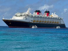 Padre se lanza al mar para salvar a su hija tras caer del crucero Disney Dream