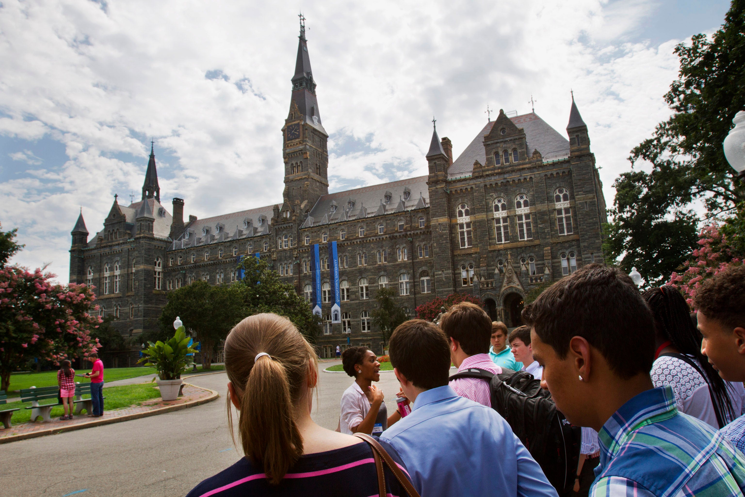 GEORGETOWN ACADEMICO DETENIDO