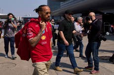 Hamilton descarta tensión con Ferrari tras excesiva comunicación por radio