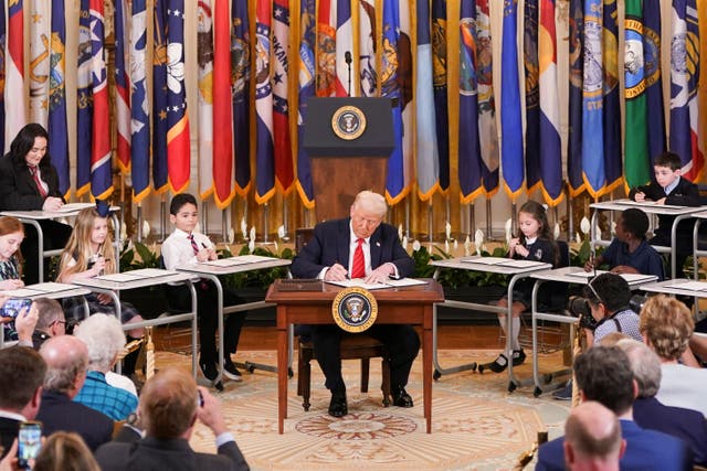 <p>El presidente de Estados Unidos, Donald Trump, firma un decreto para cerrar el Departamento de Educación</p>