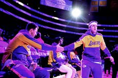 Luka Doncic y Austin Reaves lesionados junto a LeBron James para partido contra Bucks