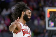 Coby White anota 35 y guía a Bulls a una victoria de 128-116 sobre Kings