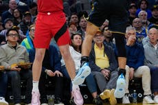 Stephen Curry se somete a resonancia magnética tras salir del juego por lesión pélvica