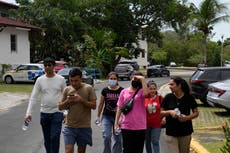 Deportados de EEUU van de embajada en embajada en Panamá en desesperada carrera para buscar asilo