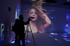 Shakira inaugura exposición en México