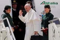 Un débil Francisco ejerce su poder y redefine la narrativa de cómo utilizan su autoridad los papas