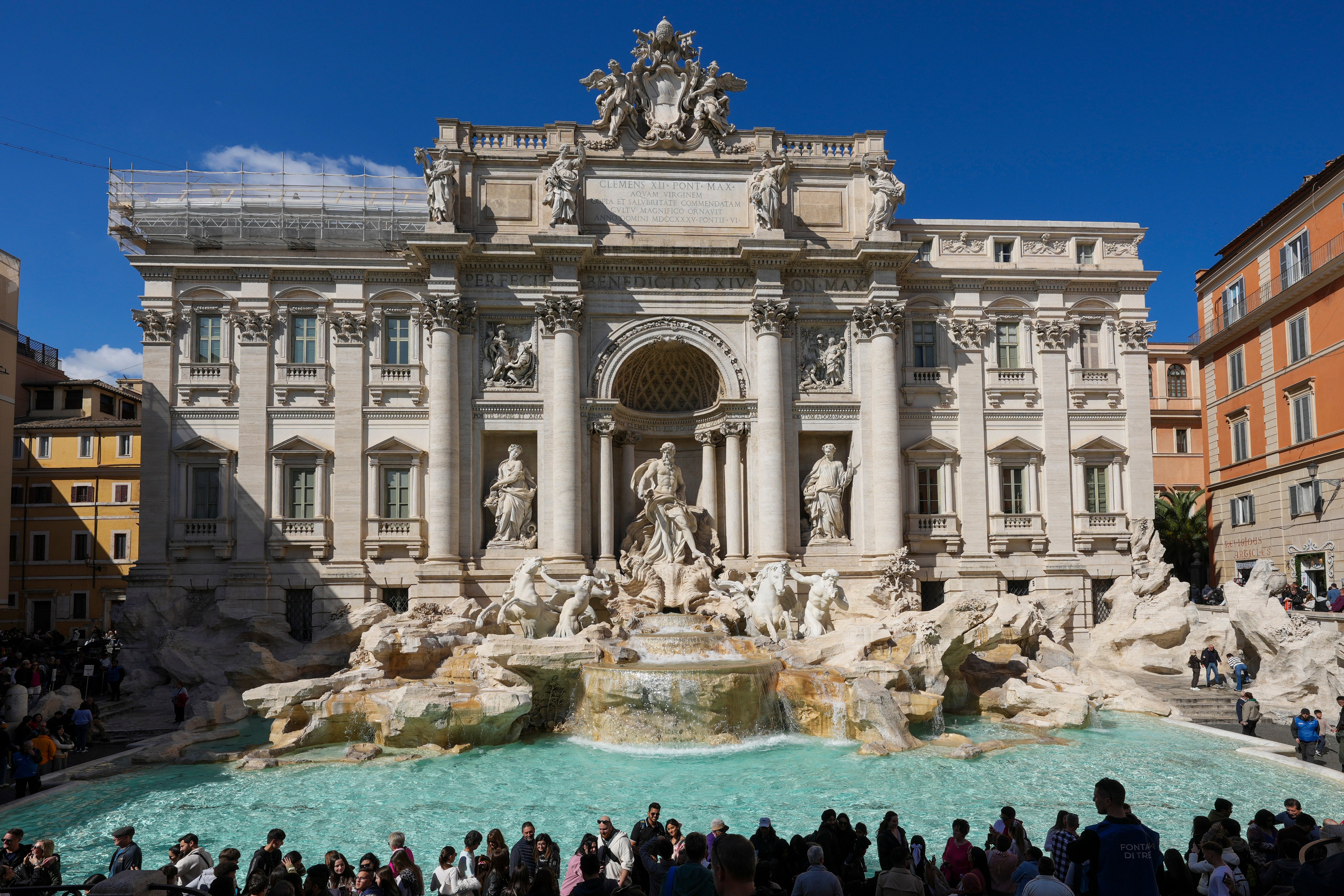 Un inusual vistazo al sistema hidráulicas oculto tras la Fontana de Trevi en Roma