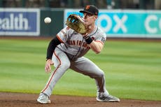 Los Royals adquieren al veterano jardinero Mark Canha de los Brewers por jugador a definir o dinero.