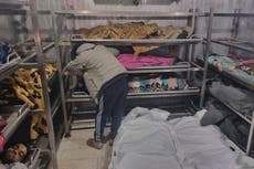 Mientras caían bombas israelíes, niños heridos abarrotaron hospital de Gaza; decenas murieron