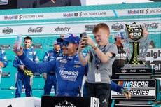 Kyle Larson gana Cup Series en Homestead, termina una carrera cerca del barrer el fin de semana