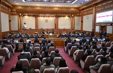 Corte surcoreana revoca destitución del primer ministro Han, reinstalándolo como presidente interino
