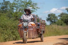 Triciclos eléctricos son un boleto a la prosperidad y el respeto para algunas mujeres en Zimbabue