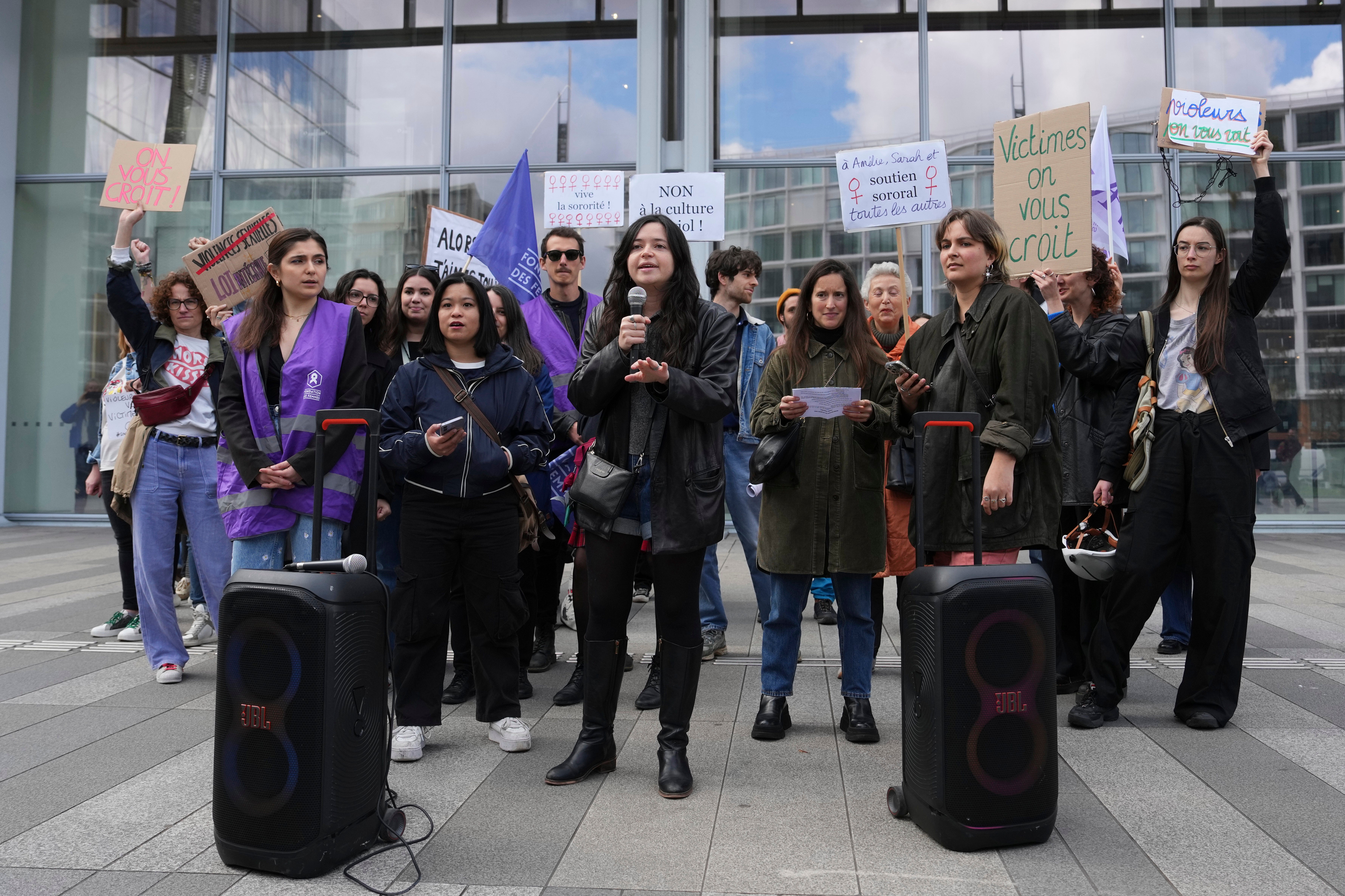 Manifestación de mujeres frente al Palacio de Justicia durante el juicio contra Depardieu