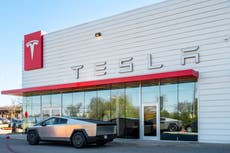 Encuentran “artefactos incendiarios” en concesionario de Tesla en Texas