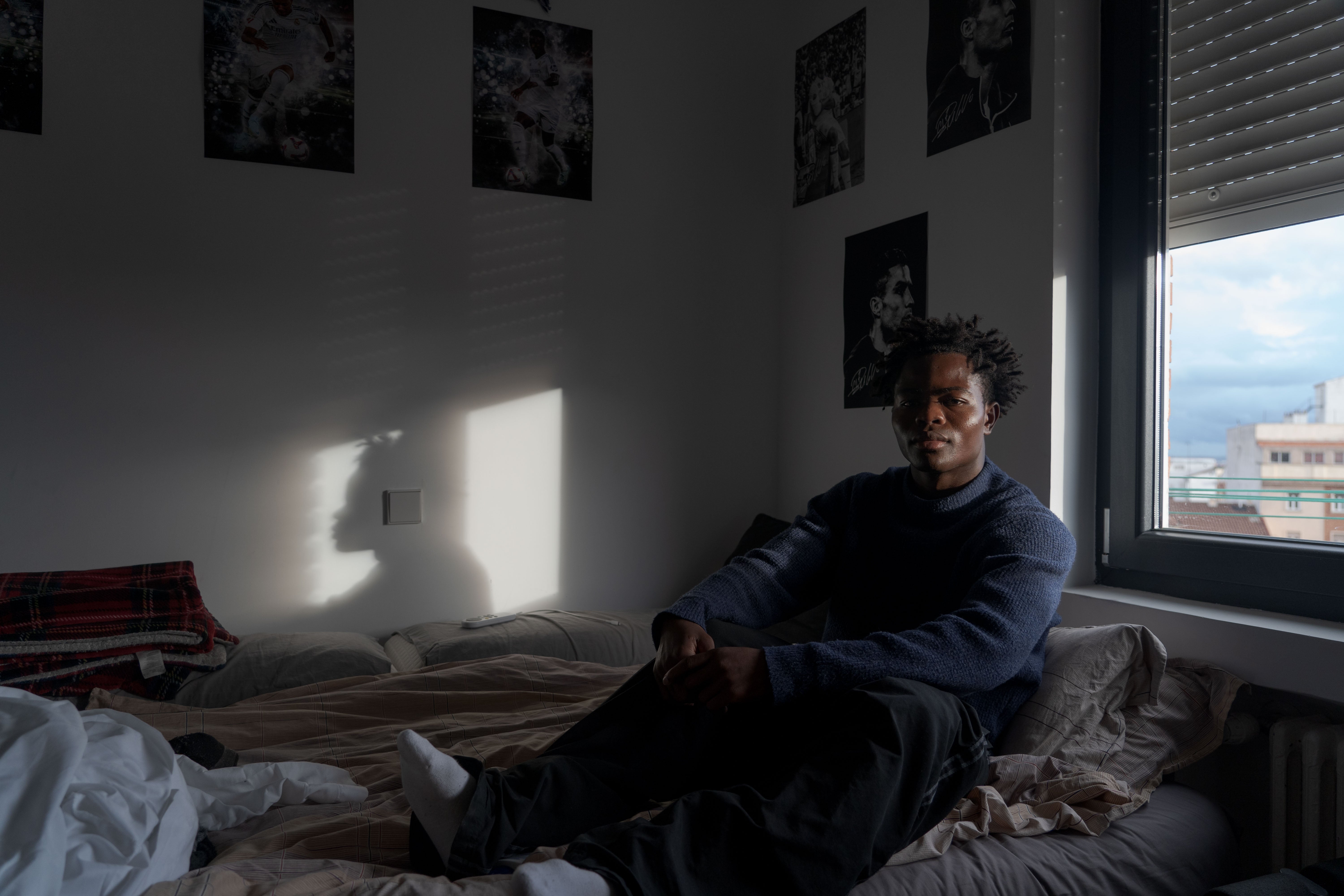 Ibrahima Camara en su habitación en Madrid