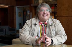 Estadounidenses transgénero presentan demanda contra nuevas normas de pasaportes