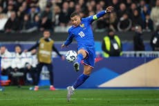Mbappé se muestra impresionado al conocer su figura de cera en Madame Tussauds