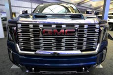 Las acciones de GM y otras automotrices caen tras aranceles de Trump; Tesla es la excepción