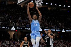 Los 29 puntos de Allen y las 14 asistencias de Mitchell llevan a Cavs a victoria 124-116 sobre Spurs