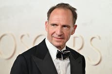 Ralph Fiennes detalla el estricto régimen que lo transformó físicamente a los 60
