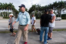 Fieles seguidores de Trump en Florida acuden cada fin de semana para ver brevemente a su héroe