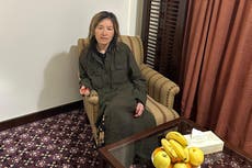 Mujer estadounidense detenida en Afganistán por los talibanes ha sido liberada, según fuente de AP