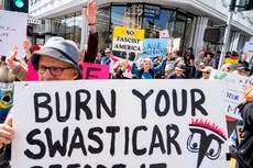 Manifestantes protestan contra la purga de Elon Musk al gobierno de EEUU en salones de Tesla