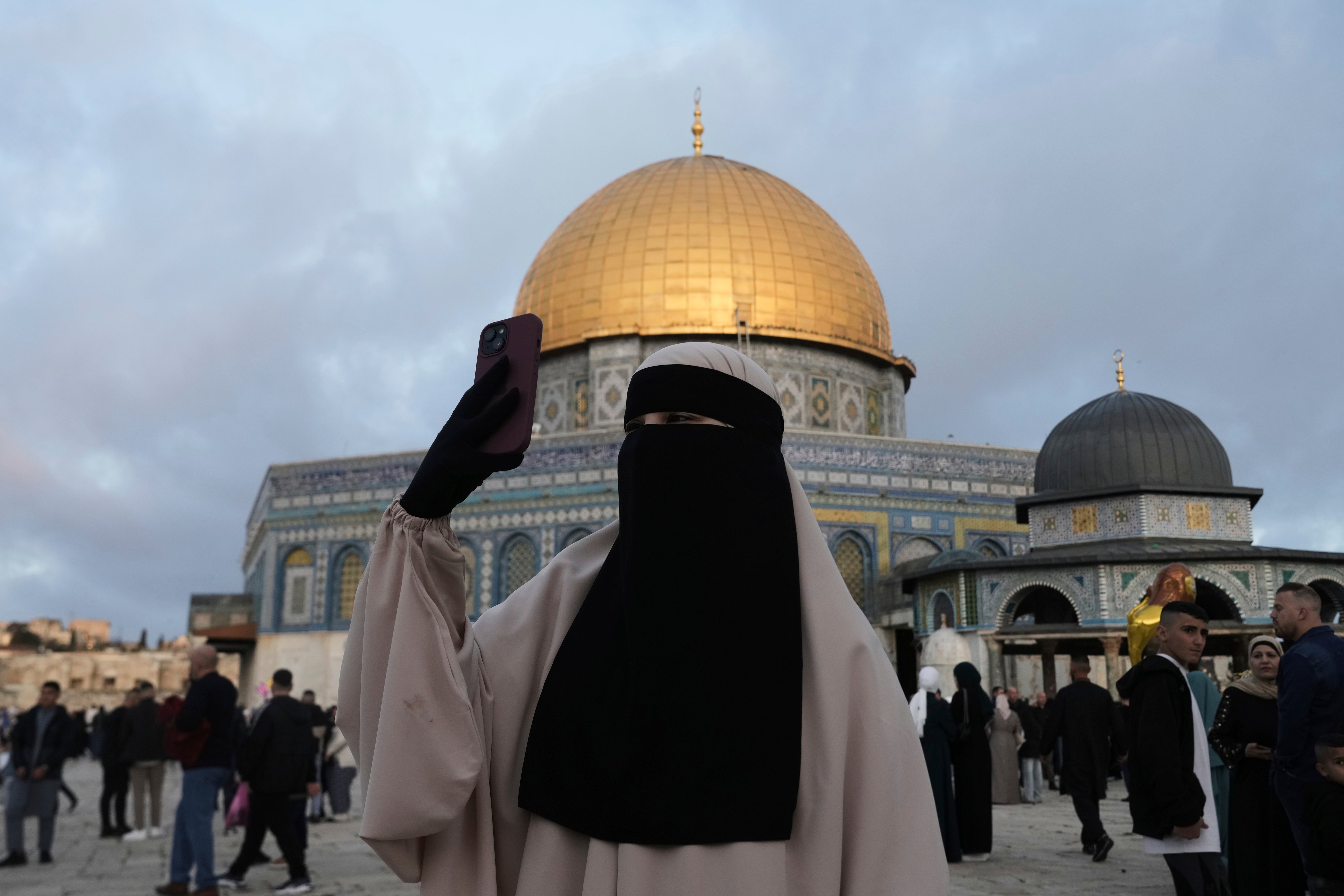 Palestinos participan en las celebraciones del Eid al-Fitr junto al santuario de la Cúpula de la Roca, en el complejo de la mezquita Al Aqsa, en la Ciudad Vieja de Jerusalén.