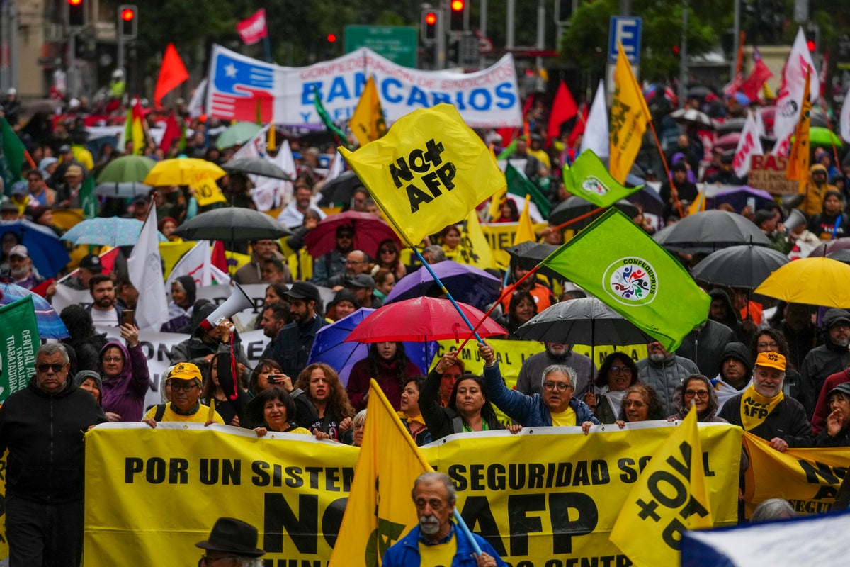 Bajo lluvia, chilenos exigen fin a las AFP