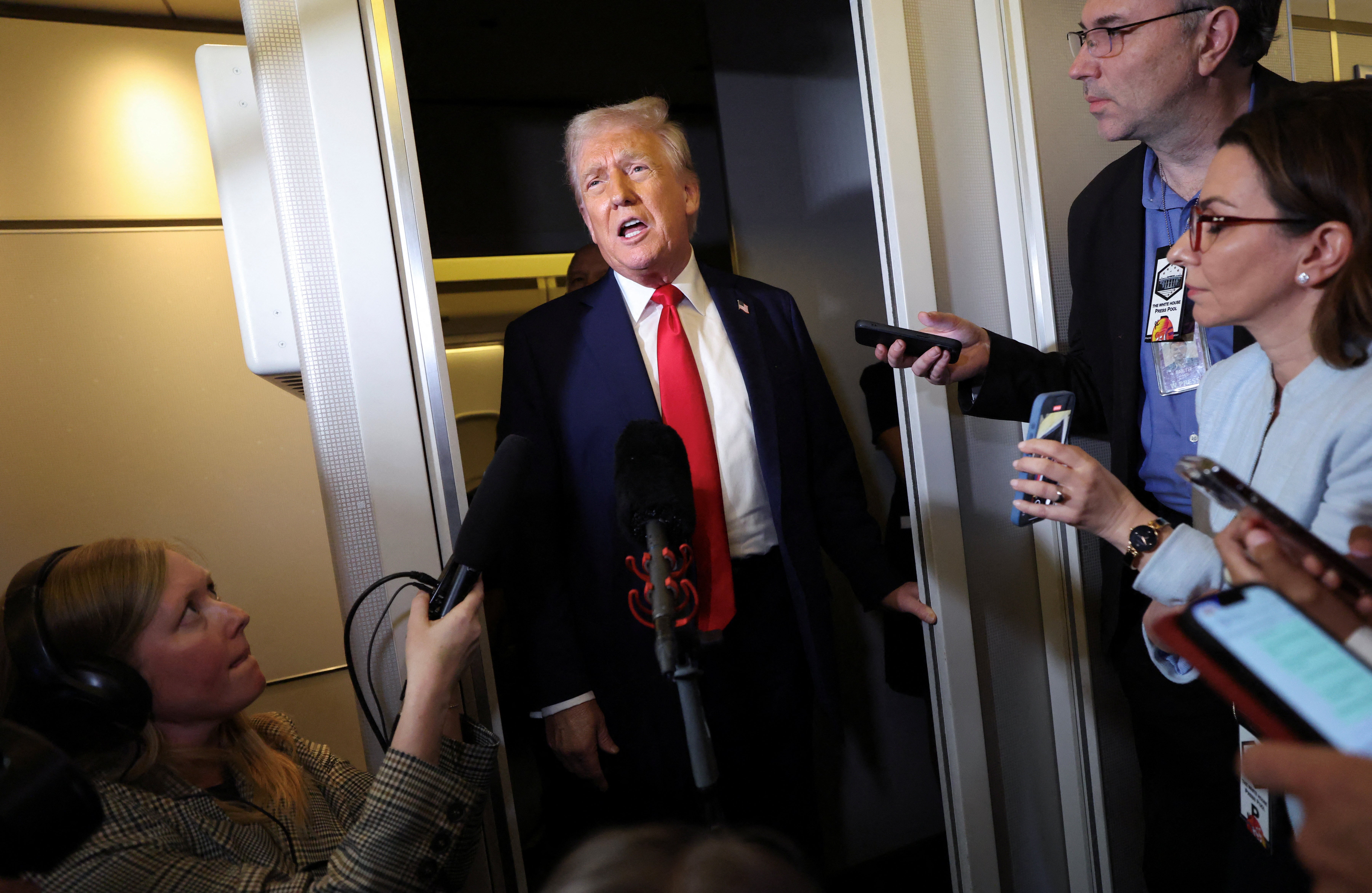 Trump anunció el viernes que el bufete de abogados Skadden había acordado ofrecer al menos 100 millones de dólares en servicios legales pro bono a su Gobierno