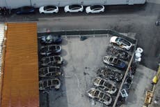 16 vehículos Tesla son destruidos en un incendio en Roma; policía investiga si fue intencional