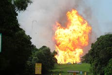 Fuerte incendio estalla en Malasia, aparentemente por un gasoducto roto