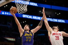 Lakers vencen 104-98 a Rockets con seis triples de Dorian Finney-Smith y Gabe Vincent.