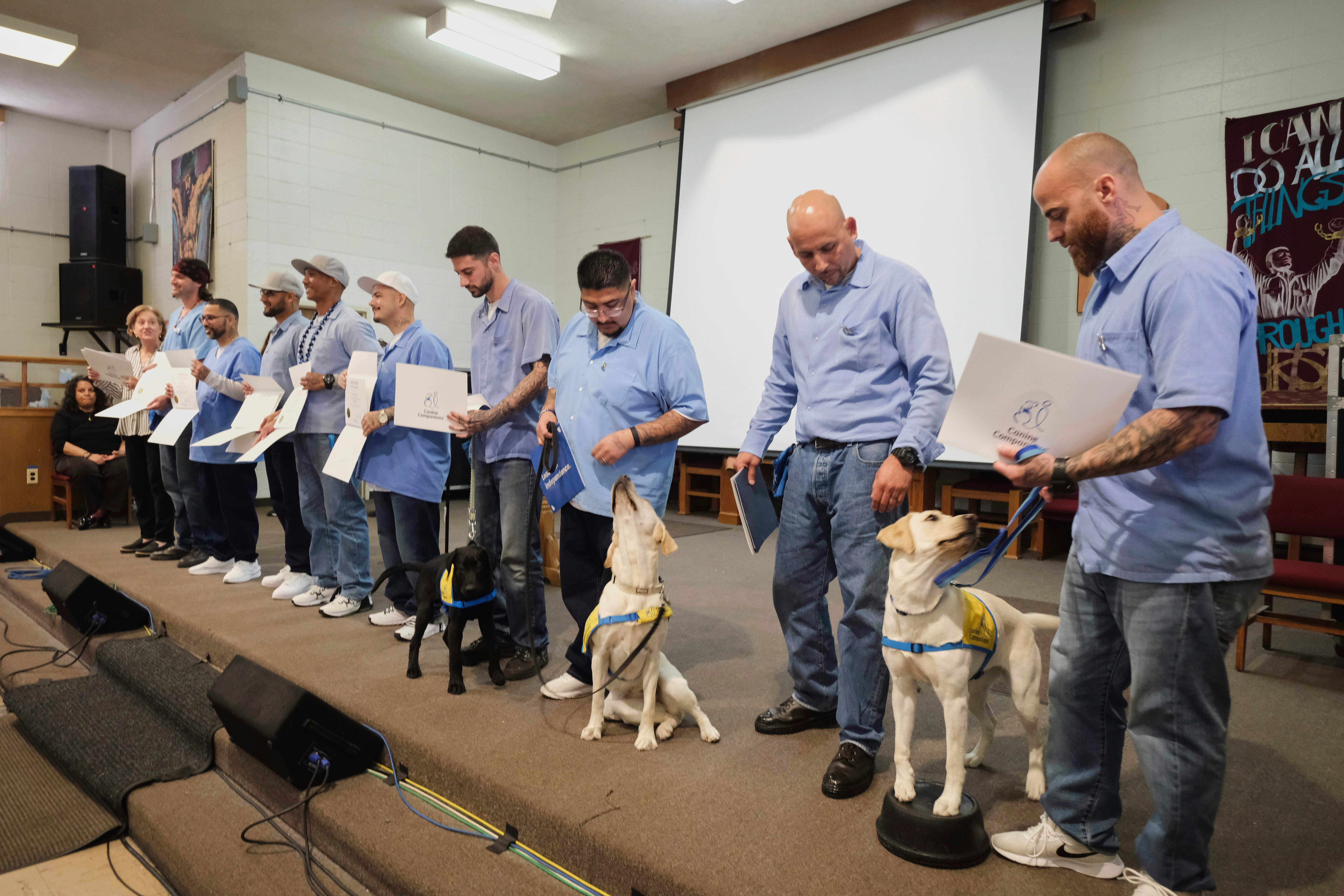 CALIFORNIA-RECLUSOS-PERROS DE SERVICIO