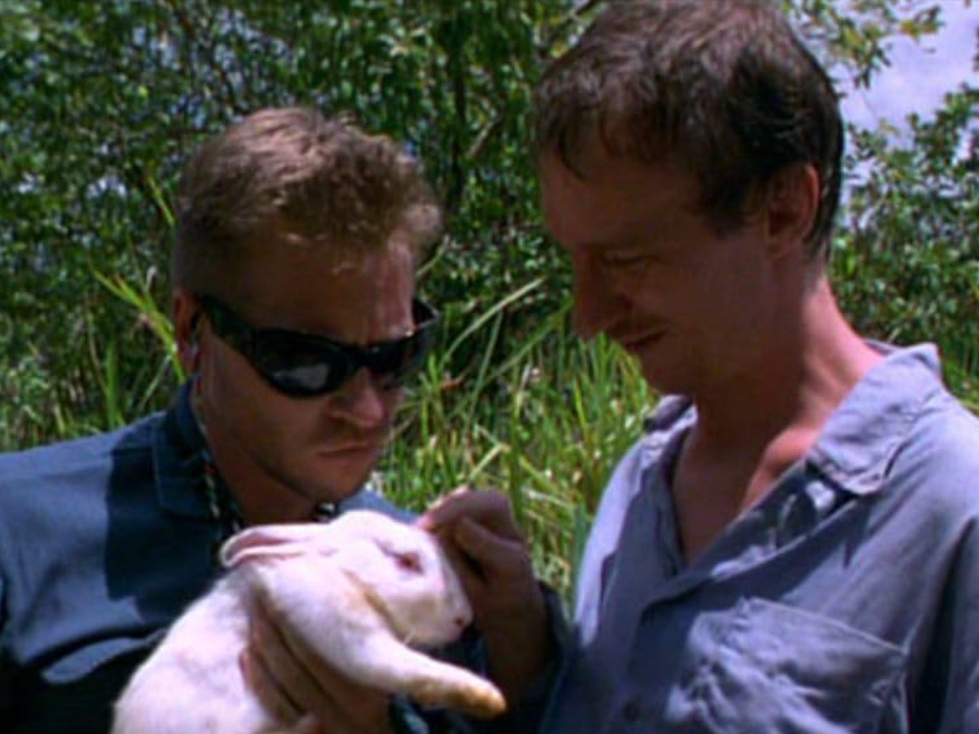Val Kilmer y David Thewlis en la película ‘La isla del Dr. Moreau’