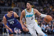 Haliburton anota 22 puntos y Pacers, clasificados a playoffs, doblegan 119-105 a Hornets