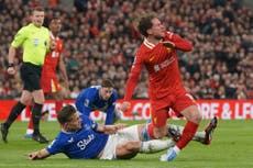 Slot afirma que entrada de Tarkowski sobre Mac Allister era roja 'clara'. Árbitros admiten error