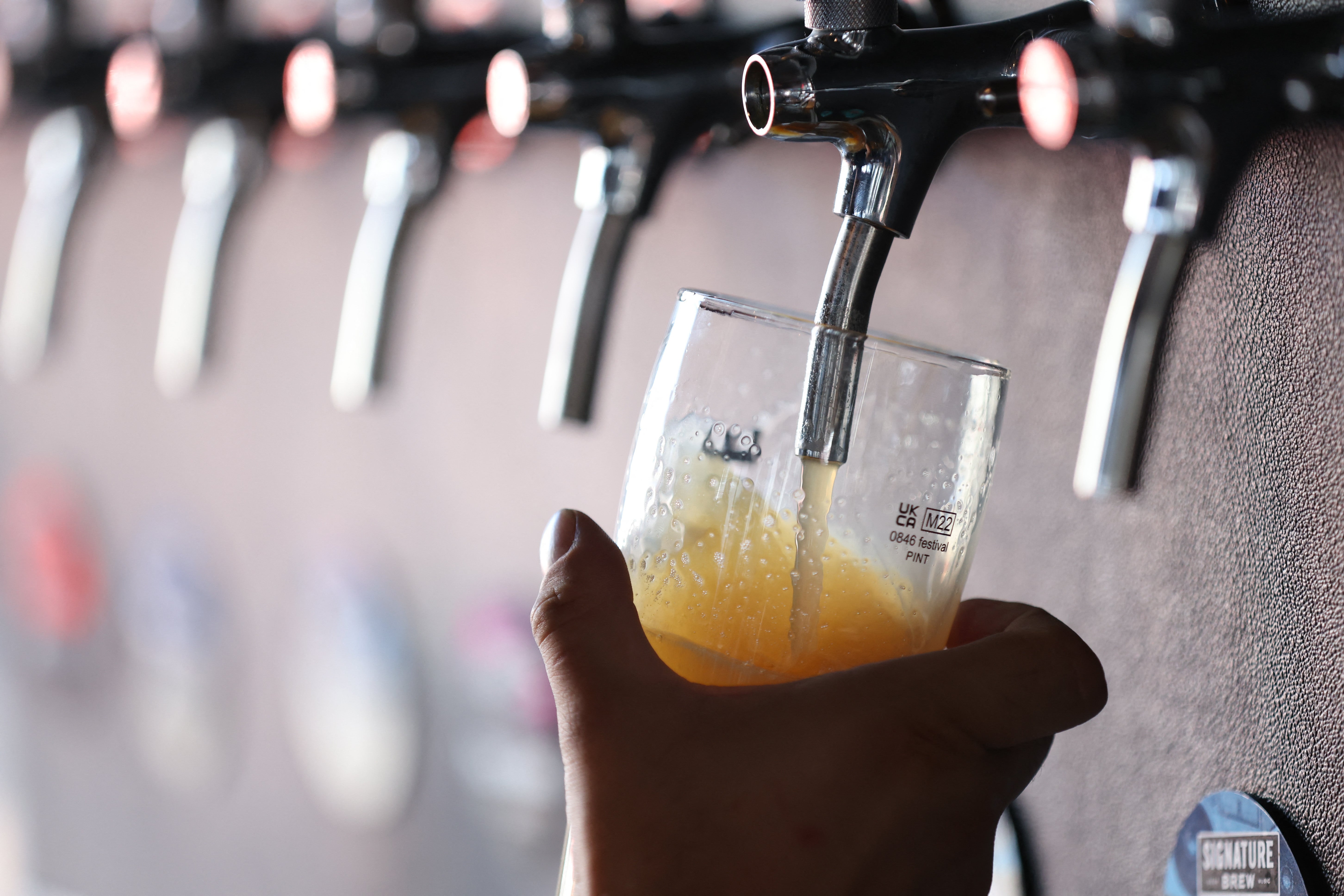 ¿Bebes cerveza artesanal? Puede interactuar con algunos medicamentos y elevar la presión arterial