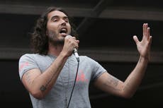 La policía británica acusa al comediante Russell Brand de violación y agresión sexual