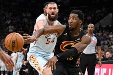 Mitchell y Mobley ayudan a Cavs, que vencen 114-113 a Spurs y se acercan al mejor récord del Este