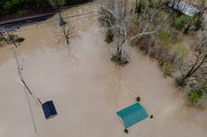 Muerte de niño en inundaciones de Kentucky genera dudas sobre por qué no se cancelaron clases