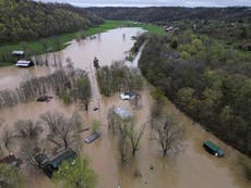 Ríos desbordados inundan pueblos en el sur de EEUU tras días de intensas lluvias