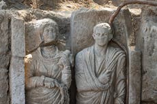 Arqueólogos hallan esculturas humanas de tamaño real en una tumba de Pompeya