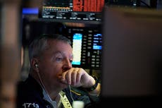 Suben mercados mundiales, dando algo de alivio tras fuerte caída por aranceles de Trump